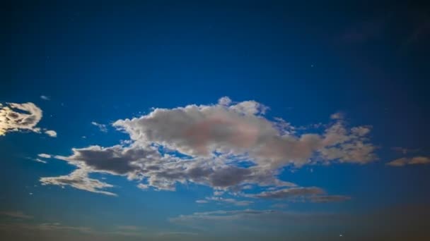 無限の空にきらめく星、白い雲が飛んで、幻想的なタイムラプス — ストック動画