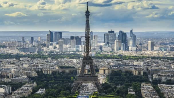 Eiffeltoren tegen groep van wolkenkrabbers, romantische ballon zwevend in de lucht — Stockvideo