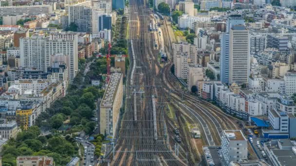 Поезда, проходящие железнодорожные пути в городе, активное движение в мегаполисе, временные интервалы — стоковое видео