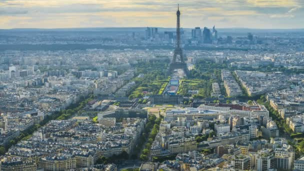 晚上巴黎，埃菲尔铁塔与气球飞行在空气中，游戏中时光倒流的鸟瞰图 — 图库视频影像