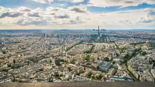 Paris, bulutlar gökyüzü, sokaklar, hızlandırılmış yoğun trafikte uçarak havadan görünümü — Stok video