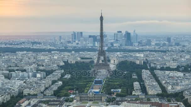 Torre Eiffel contra o sol que se põe através do céu nublado brilhante, lapso de tempo — Vídeo de Stock