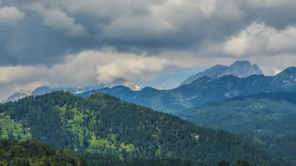 Vastag felhők wreathing hegyek borított zöld fák, csodálatos természet — Stock videók