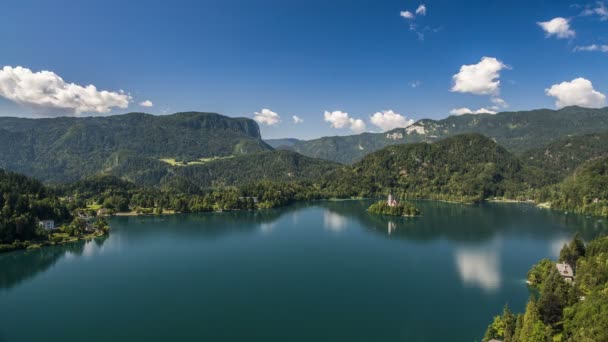 Pequena ilha com igreja em meio a lago de montanha, bela Eslovénia, timelapse — Vídeo de Stock