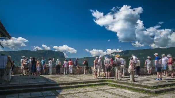 Bled, Slovinsko - cca červen 2016: Památky ve městě. Turisté, pózování a fotí v místě pozorování v horách, časová prodleva — Stock video