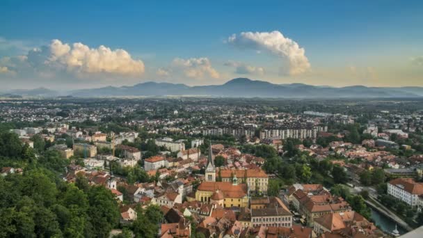 Letecký pohled na staré Evropské město, hory na obzoru, cíl cesty — Stock video