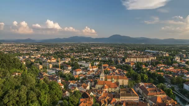 Città vecchia circondata da montagne, edifici storici in centro, vista aerea — Video Stock