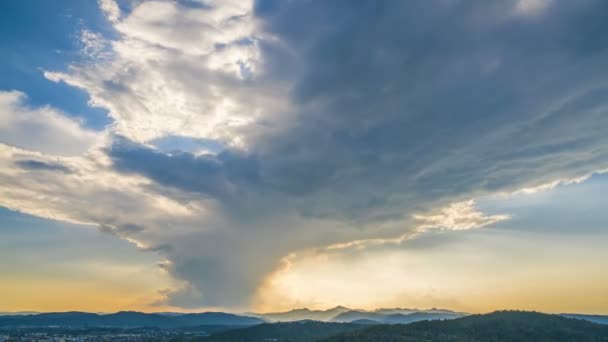 Céu brilhante com nuvens voando acima das montanhas, nascer do sol celestial, timelapse — Vídeo de Stock