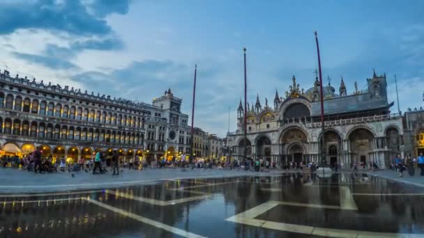 Toeristen verplaatsen in San Marco plein bij schemering, Venetië bezienswaardigheden, time-lapse — Stockvideo