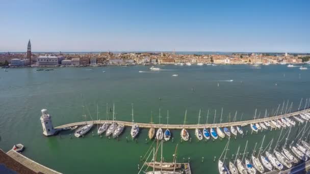 Багато човни пришвартовані біля маяка на Гранд-каналі, міський пейзаж Венеції, проміжок часу — стокове відео