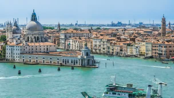 Paysage urbain de Venise avec Basilique Salute à travers le canal, visite guidée, Voyage — Video