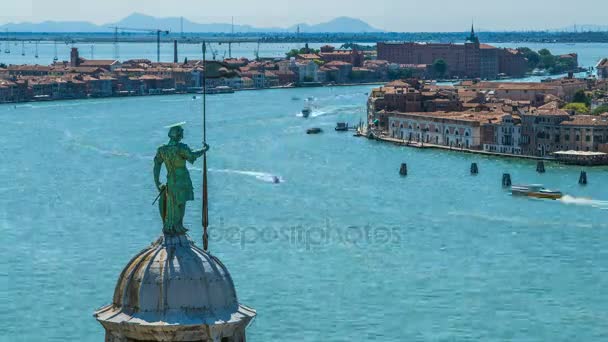 ヴェネツィア 大運河 旅行上のトラフィックの聖ジョージ像と鐘楼の上部 — ストック動画