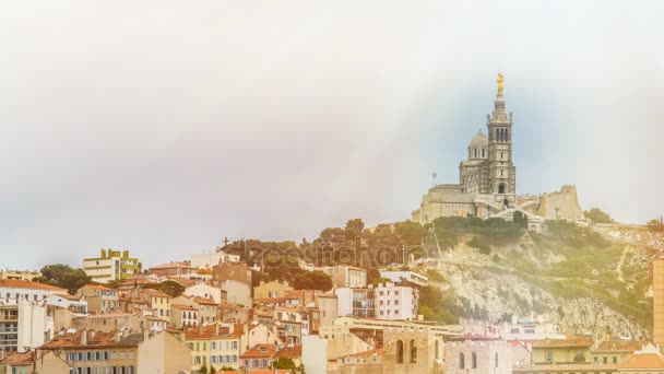 Antica chiesa con statua d'oro sul tetto, bella città in fondo alla collina, timelapse — Video Stock