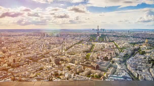 Färgglada antenn Paris stadsbild, aktivt liv på gatorna, molnig himmel, time-lapse — Stockvideo