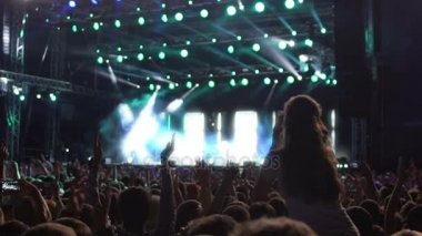 Coşkulu kalabalık ellerini sevgili müzik grubu encore için arama alkışlar