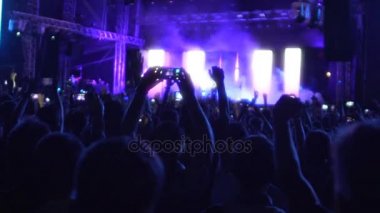 Atlama ve rock grubu konserinde air ellerini yükselterek mutlu seyirci