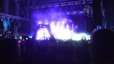 Heyecanlı insanlar doğal duman ve Led aydınlatma konserde, slowmo dans