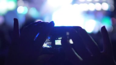 Konser video filme sahne alanı'nda, hareket eden telefon fotoğraf makinesi odaklama eller Close-Up