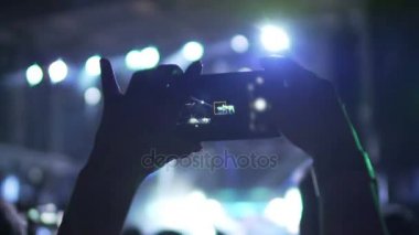 Müzik grubu performansını büyük bir sahne, slowmo, closeup çekim el heyecanlı