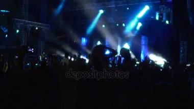 Sevgili müzik grubu, slowmo konserinde dans heyecanlı insan kalabalığı