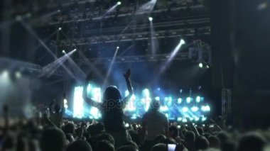 Genç insanlar yener konseri, süper slowmotion favori müzik dans