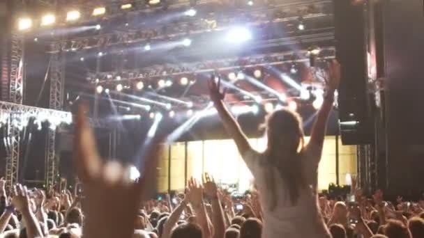 Натовп відданих фанатів, які стрибають і танцюють на рок-концерті, супер повільний рух — стокове відео