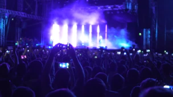 Ventiladores devotos filmando el rendimiento favorito de la banda en teléfonos móviles, guardando recuerdos — Vídeos de Stock