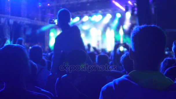 여자 좋아하는 음악 밴드 공연 촬영 하는 남자 친구의 어깨에 앉아 — 비디오