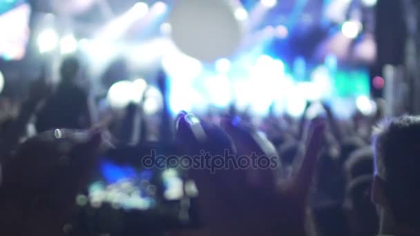 Женщины руки съемки выступления музыкальной группы на современном смартфоне, slowmo — стоковое видео
