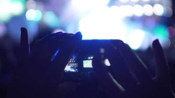 Szczelnie-do góry ręce ogniskowanie kamery telefonu komórkowego na scenie, filmowanie wideo koncert — Wideo stockowe