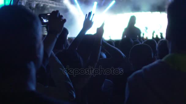 Aficionados devotos adorando a sus ídolos musicales en concierto, super slow-motion — Vídeos de Stock