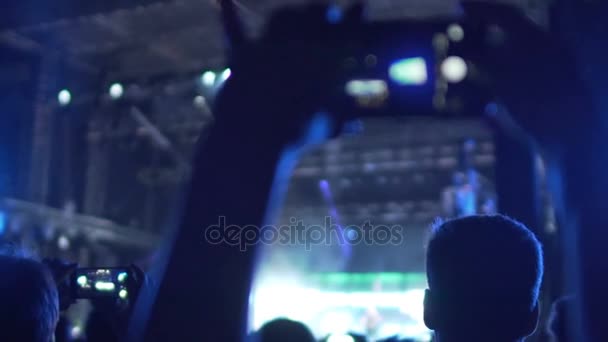 Feliz video de grabación de fans en el concierto de música, disfrutando de la actuación favorita de la banda — Vídeos de Stock