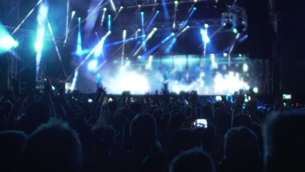 Banda de música actuando en el escenario, fans disfrutando de la música rock and roll, cámara lenta — Vídeo de stock