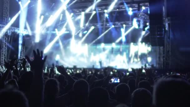 Baile juvenil en el concierto de música, saltar y poner las manos en el aire, lento-mo — Vídeos de Stock