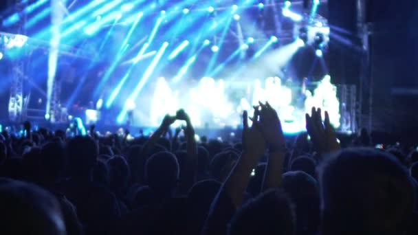 Захоплений натовп танцює і махає руками під час романтичного музичного виступу — стокове відео