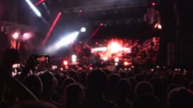Heyecanlı hayranları en sevdikleri grup şarkıları, insan konserinde kalabalığı dinleme