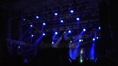 Sevgili grup tezahürat kalabalık heyecanlı gençlik konserinde, eller alkışlar