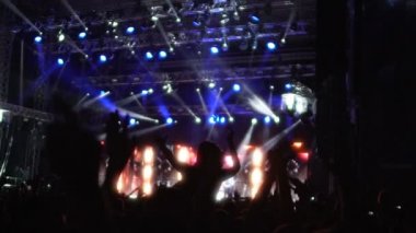 Vahşi toplama heyecanlı gençlik müzik konserinde, süper ağır çekim dans