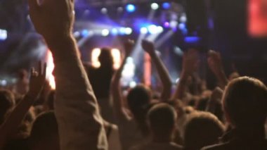 Sahne Alanı'nda onların sevgili müzik grubu destekleyen fanzone hevesli insanlar