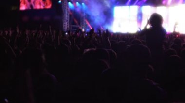 Tebrik ve müzisyenler tezahürat konserinde eller alkışlar taraftarların siluetleri
