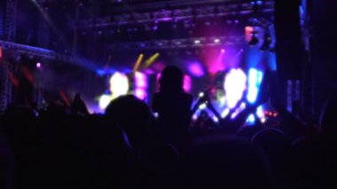 Kalabalık aktif alkışlar, müzik grubu encore için arama heyecan fanlar