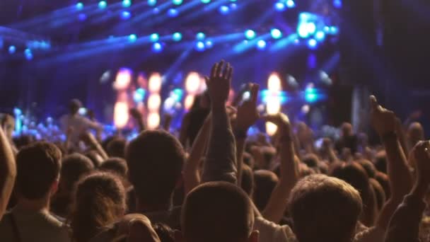 Los fans bailan activamente en el concierto de música, disfrutando de la actuación, cámara lenta — Vídeo de stock