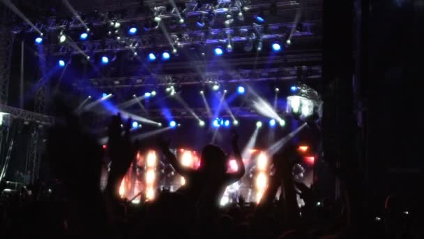 Encontro selvagem de jovens animados dançando no concerto de música, super câmera lenta — Vídeo de Stock