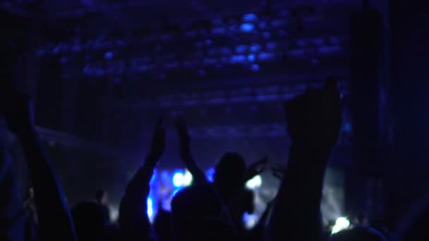Aficionados aplaudiendo y aplaudiendo después de la actuación musical, multitud en concierto — Vídeo de stock