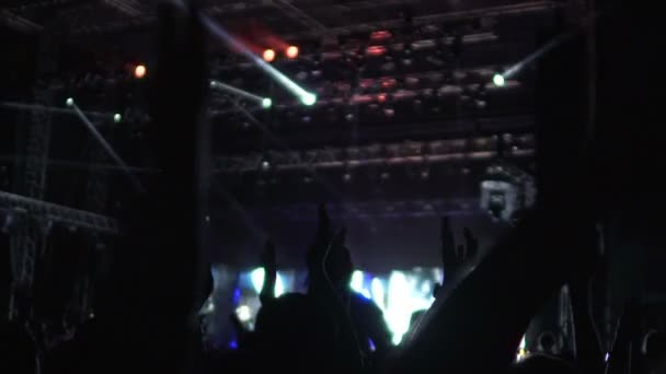 Menigte groet actief nieuwe muziekband op het podium, zwaaiende handen, extra slowmotion — Stockvideo