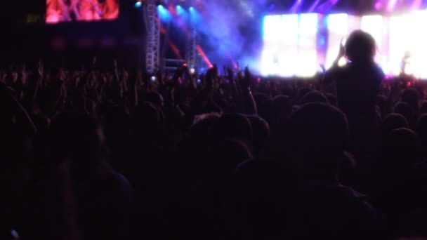 Siluetas de fans dando palmadas de manos en conciertos, saludando y animando a músicos — Vídeo de stock