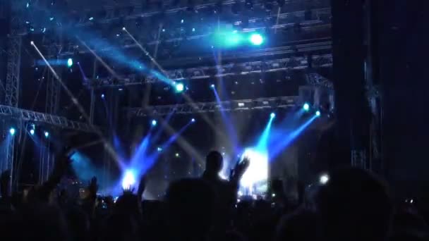 Multitud de fans saludando las manos en concierto, confeti volando en el aire, cámara lenta — Vídeo de stock