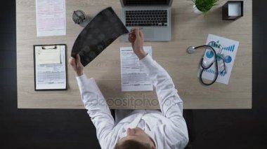 MRI bakarken hastanın hastalığı teşhis etmeye beyin cerrahı Üstten Görünüm