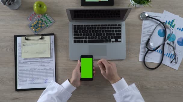 Consultor médico rolagem tela verde do smartphone, visualização de resultados de teste — Vídeo de Stock