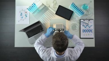 Mikroskop altında örnek eğitim laboratuvarı alt deney, üstten görünüm yapıyor